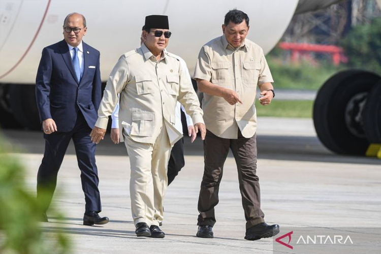 Presiden Prabowo Subianto didampingi Menhan Sjafrie Sjamsoeddin (tengah) dan Menteri Investasi dan Hilirisasi Rosan Roeslani (kiri) usai tiba di Bandara Halim Perdanakusuma, Jakarta, Selasa (14/10/2025). (FOTO:Antara/Muhammad Adimaja/YU)