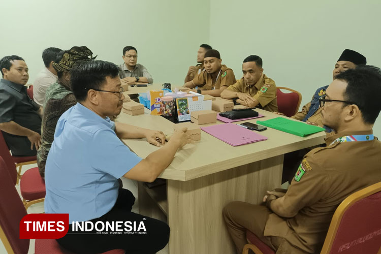 Ketua Komisi III, Sutranto bersama jajarannya turun langsung ke RSUD KLU yang diterima langsung Direktur, drg. Nova Budiharjo. (Foto: Hery Mahardika/TIMES Indonesia)