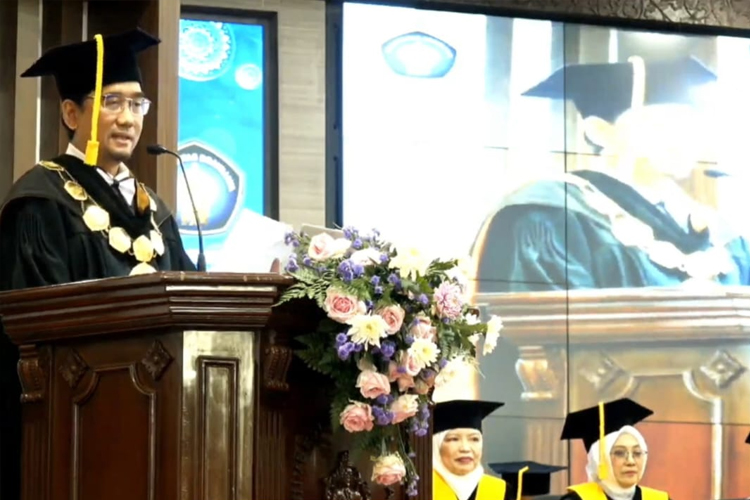 Rektor UB dalam pengukuhan 3 Guru Besar baru pada Selasa (14/10/2025). (Istimewa)