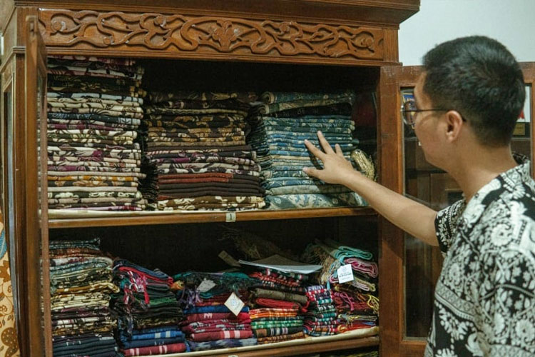 From Canting to Fabric: Tracing Journey Identity in  Soendari Batik