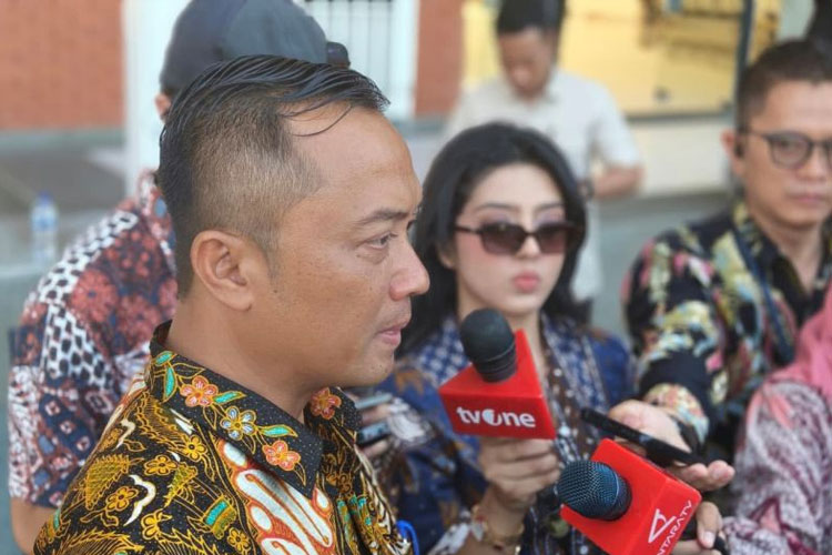 Menteri Sekretaris Negara Prasetyo Hadi menyampaikan keterangan di Lanud Halim Perdanakusuma, Jakarta, Selasa (14/10/2025), terkait hasil kunjungan kenegaraan Presiden Prabowo Subianto ke KTT Perdamaian Gaza di Mesir. (FOTO: ANTARA/Andi Firdaus)