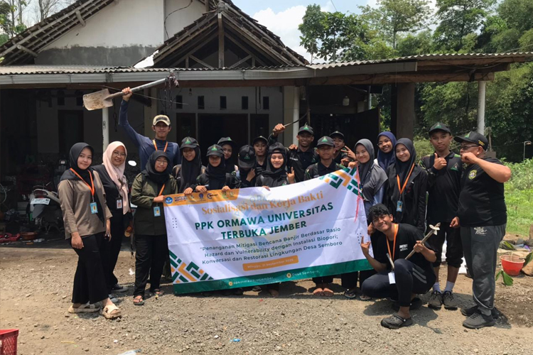 Mahasiswa Universitas Terbuka (UT) Jember dalam PPK Ormawa 2025 di Desa Semboro. (UT Jember for TIMES Indonesia)