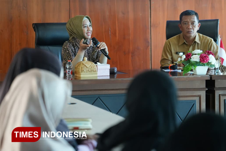 Wali Kota Mojokerto, Ika Puspitasari pada saat mendorong para pelaku UMKM untuk pemenuhan syarat administrasi e-katalog, Selasa (14/10/2025). (Foto: Dok. TIMES Indonesia)