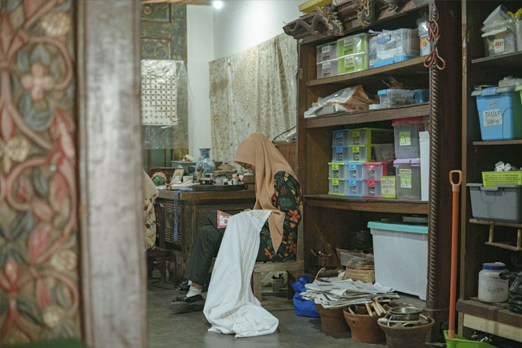 intricate-process-of-creating-batik-tulis.jpg