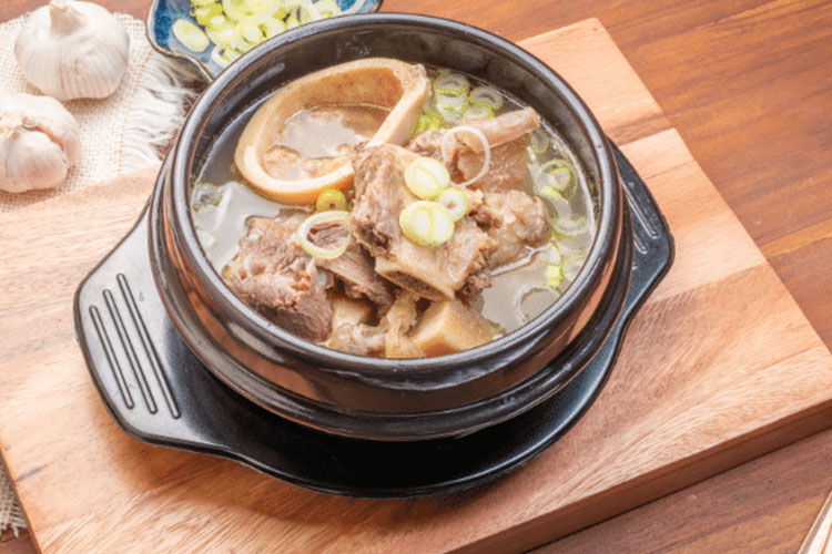 Seolleongtang, kuliner tulang sapi khas Korea. FOTO: amazing food and drink