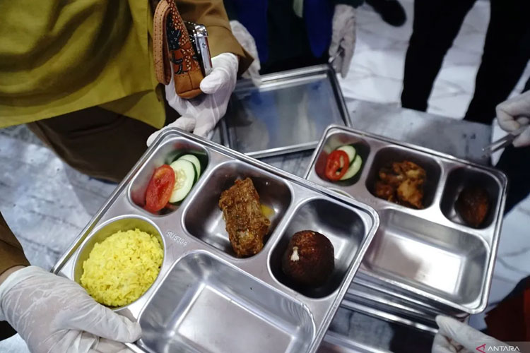 Dok - Petugas mengambil sampel makanan yang diduga menjadi penyebab keracunan makan bergizi gratis (MBG) di SPPG Desa Tanggung, Tulungagung, Jawa Timur, Senin (13/10/2025). (FOTO: ANTARA FOTO/Destyan)