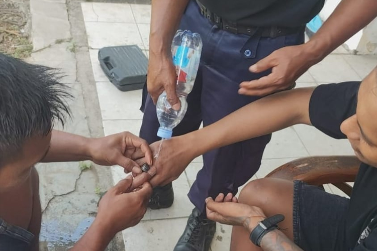 Proses evakuasi pemotongan cincin oleh damkarmat Banyuwangi. (Foto : Damkarmat Banyuwangi For TIMES Indonesia)