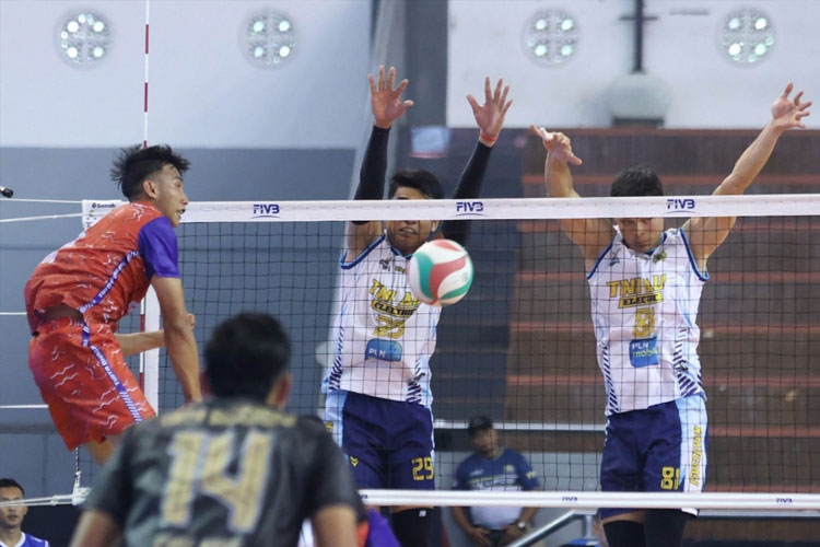 Perumda Tirta Baghasasi (merah) membuat kejutan dengan mengalahkan TNI AU Electric 3-0 di final four Livoli Divisi Utama 2025. (Foto: PBVSI)