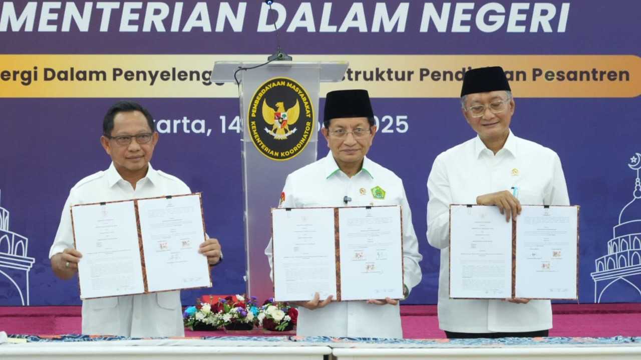 (Dari kiri) Mendagri, Menang, dan Menteri PU menunjukkan nota kesepakatan dengan MoU perlindungan santri dan pesantren. (Foto: Kemenag RI for TI)