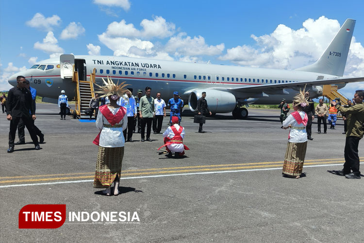 Kunjungi Morotai, Wapres RI Disambut Tarian Adat Cakalele