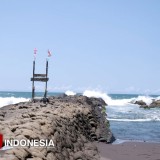 Pantai Watu Ulo, Pesona Batu Karang Sisik Ular dan Legenda Naga Nogo Rojo