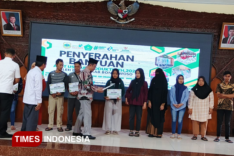 Bupati Bondowoso Abd Hamid Wahid saat menyerahkan bantuan zakat produktif (FOTO: Moh Bahri/TIMES Indonesia)