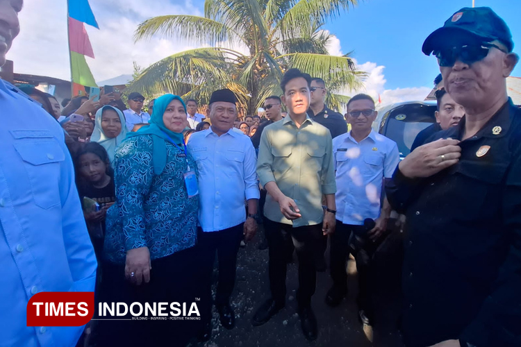 Bupati Morotai Rusli Sibua foto bersama Wapres RI Gibran Rakabuming, Rabu (15/10/2025). (Foto: Humas Pemda For TIMES Indonesia)