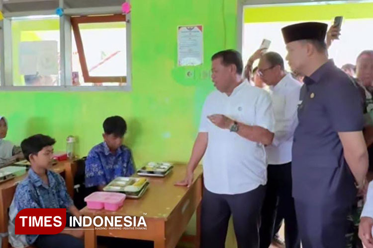 Bupati Majalengka Tinjau Program Makan Bergizi Gratis di SMPN 6