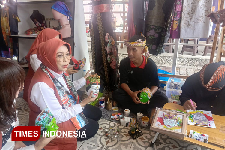 Dharma-Wanita-Kemensos-Fatma-Saifullah-Yusuf-2.jpg