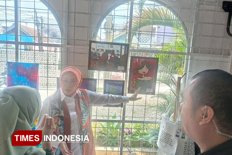 Penasihat I Dharma Wanita Persatuan Kementerian Sosial RI, Fatma Saifullah Yusuf saat mengunjungi Kafe Cerita Spectra Coffee and Eatery, Senin (13/10/2025) untuk melihat kerajinan UMKM karya disabilitas. (FOTO: Sofyan Saqi Futaki/TIMES Indonesia)