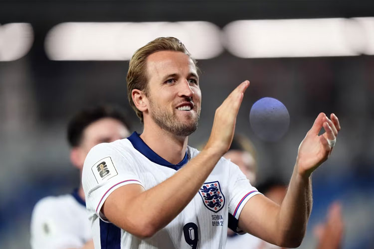 Hary Kane mencetak dua gol dalam kemenangan Inggris 5-0 atas Latvia sekaligus menjadi tiket lolos ke putaran final Piala Dunia 2026. (foto: FIFA)