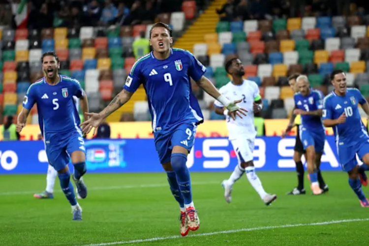 Pemain Timnas Italia Mateo Retegui merayakan golnya ke gawang Israel. Mateo Retegui mencetak dua gol dan membantu Italia menang 3-0 atas Israel di kualifikasi Piala Dunia 2026.