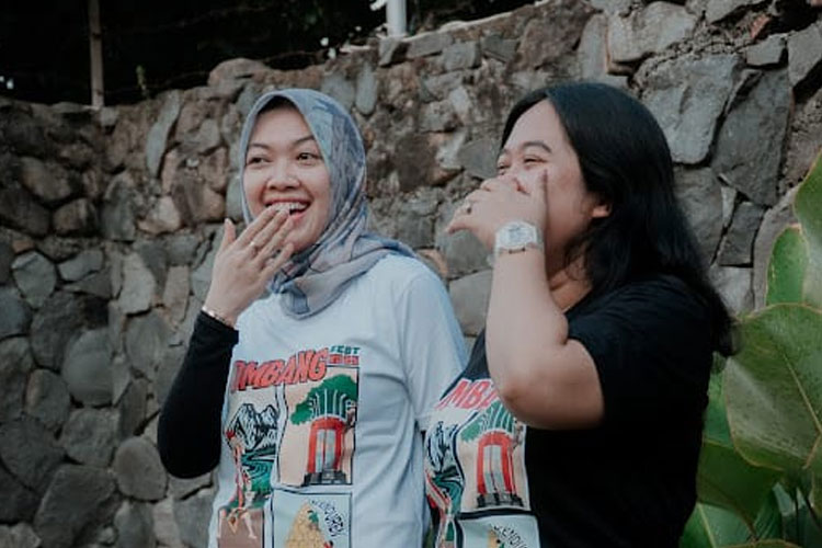 Octadella Bilytha Permatasari atau yang akrab disapa Mbak Della saat memakai Official Kaos JOMFEST 2025. (FOTO: Dok. Pribadi)