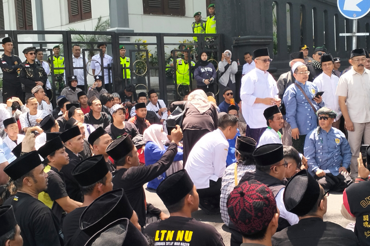 Kiai dan Santri Malang Awali Demo di Gedung DPRD, Desak Cabut Izin Siar Trans7