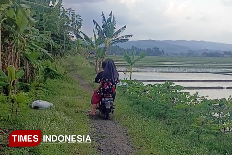 Warga Dusun Cibentang Mekarharja Desak Wali Kota Banjar Perbaiki Jalan Rusak