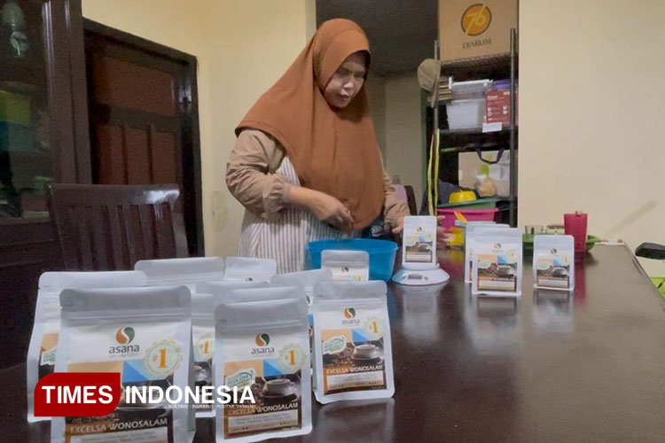 Istri Agus Abdullah saat mengemas Kopi Excelsa Wonosalam. (FOTO: Rohmadi/TIMES Indonesia)