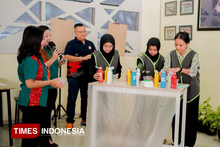Mencampur-Warna-Cat.jpg