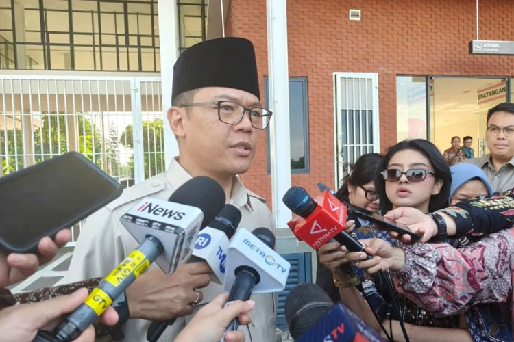 Menteri Luar Negeri RI Sugiono memberikan keterangan usai mendampingi kunjungan Presiden Prabowo ke Mesir dan tiba di Lanud Halim Perdanakusuma Jakarta, Selasa (14/10/2025). (FOTO: ANTARA/Andi Firdaus)