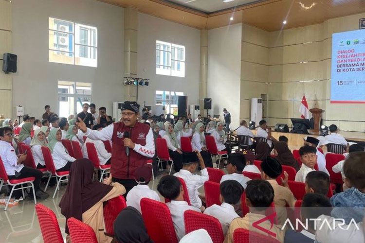 Menteri Sosial (Mensos) Saifullah Yusuf, saat melakukan kunjungan kerja ke Sekolah Rakyat (SR) Terintergrasi 37 Serang di Balai Besar Pelatihan Vokasi dan Produktivitas (BBPVP) Kota Serang, Banten, Rabu (15/10/2025). (FOTO: ANTARA/Desi Purnama Sari)