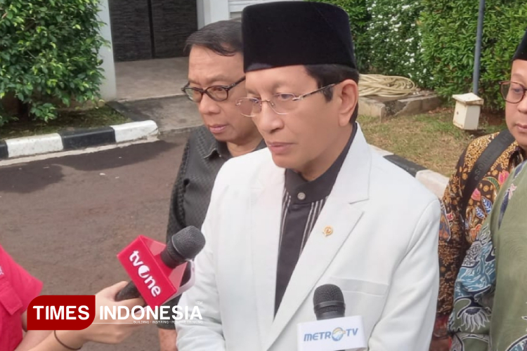 Menag Nasaruddin Umar memberikan keterangan persnya. (FOTO: Fahmi/TIMES Indonesia)