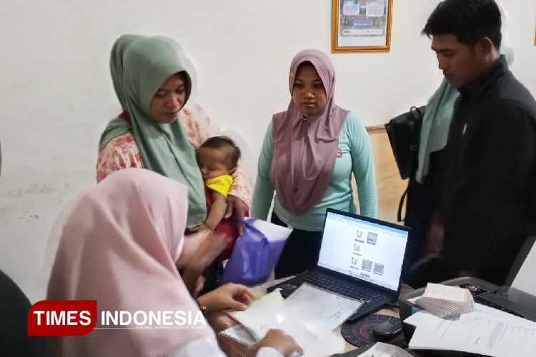 Urus Akta Kelahiran Anak di Balai Desa, Warga Sidomukti Apresiasi Layanan Cepat dan Dekat