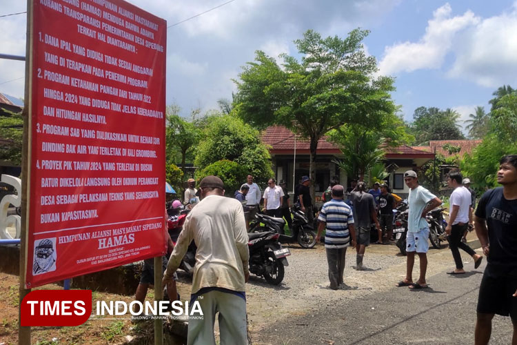 Puluhan Pemuda Sipedang Banjarnegara Pasang Banner Tuntut Transparansi Anggaran Desa