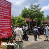 Tuntut Transparansi Anggaran Desa, Puluhan Pemuda Sipedang Banjarnegara Pasang Banner
