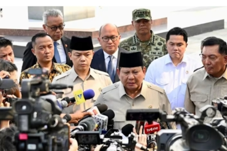 Presiden Republik Indonesia, Prabowo Subianto saat memberikan keterangan kepada wartawan begitu tiba di Pangkalan Udara Halim Perdanakusuma. (FOTO: CNA/Biro Pers Sekretariat Negara)