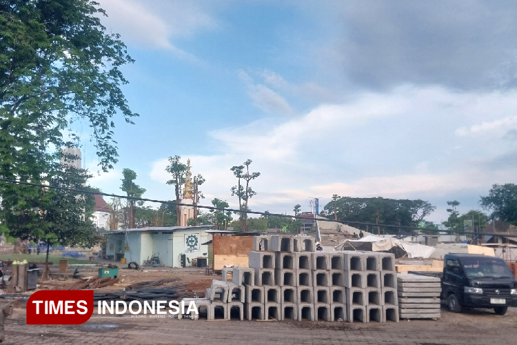 Progres pembangunan Alun-alun Sidoarjo. (FOTO: Syaiful Bahri/TIMES Indonesia)