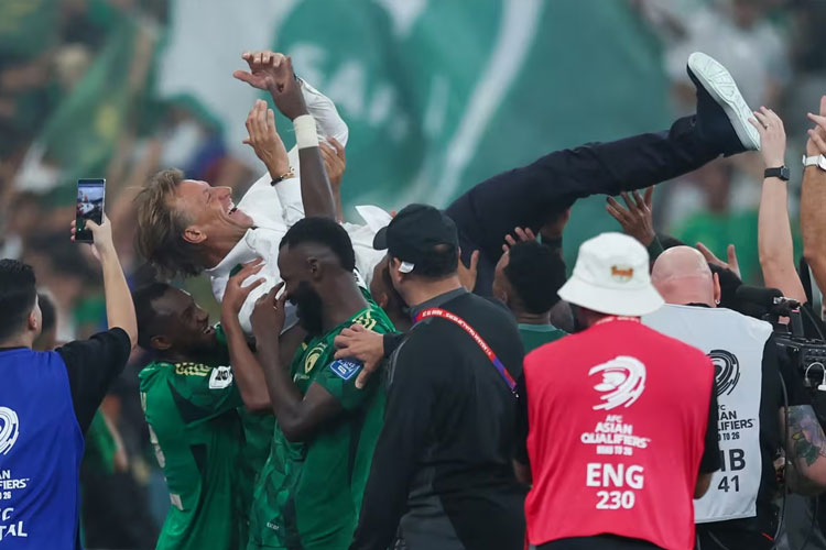 Pelatih Herve Renard diangkat oleh para pemain Arab Saudi usai hasil imbang 0-0 melawan Irak yang memastikan langkah mereka ke putaran final Piala Dunia 2026. (foto: FIFA)