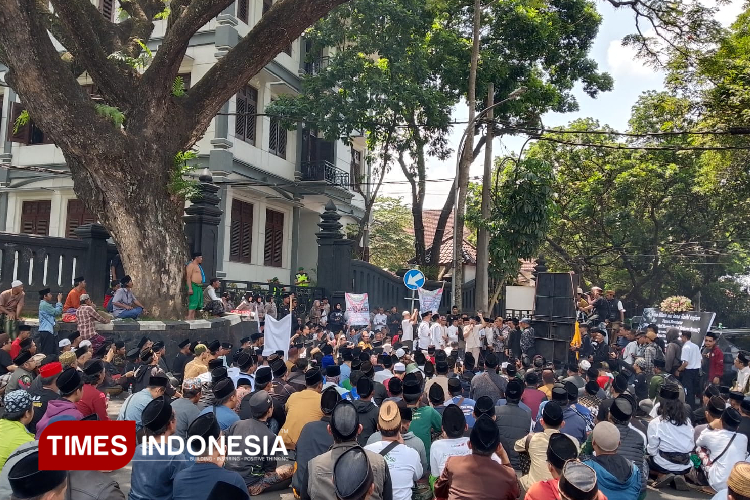 Ratusan santri saat duduk bersama di gelaran aksi demo depan Balai Kota Malang. (Foto: Rizky Kurniawan Pratama/TIMES Indonesia)