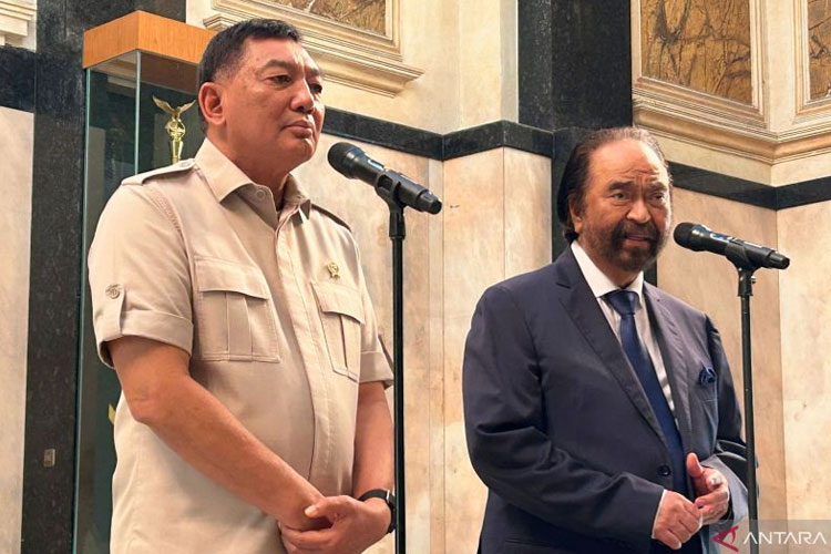 Menteri Pertahanan (Menhan) Sjafrie Sjamsoeddin (kiri) bersama Ketua Umum Partai NasDem Surya Paloh (kanan) dalam konferensi pers di Jakarta, Rabu (15/10/2025). (FOTO: ANTARA/Agatha Olivia Victoria)