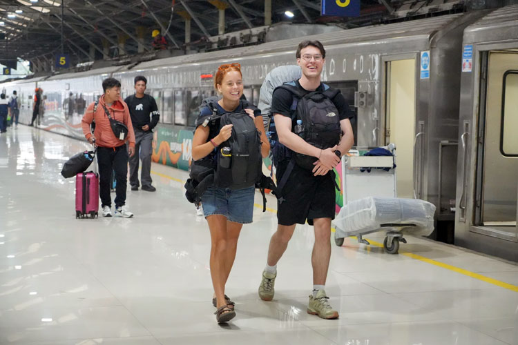 Dua orang wisatawan mancanegara (wisman) saat berada di Stasiun Bandung, Rabu (15/10/2025) (FOTO: Dok. Humas Daop 2 Bandung)