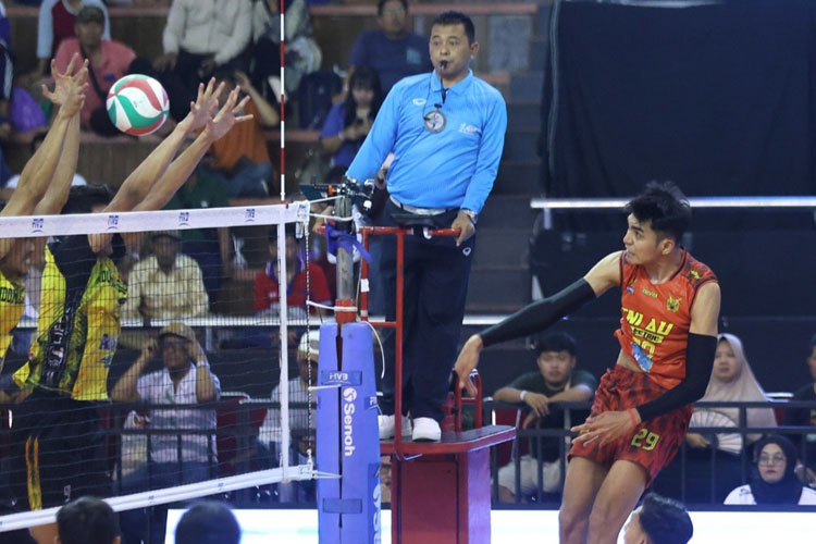 TNI AU Electric (merah) menang telak 3-0 atas Indomaret di final four Livoli Divisi Utama 2025. (Foto: PBVSI)