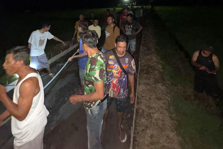 ‎Semangat Gotong Royong TNI-Warga, Pengecoran Jalan Tani Dikebut Sampai Malam
