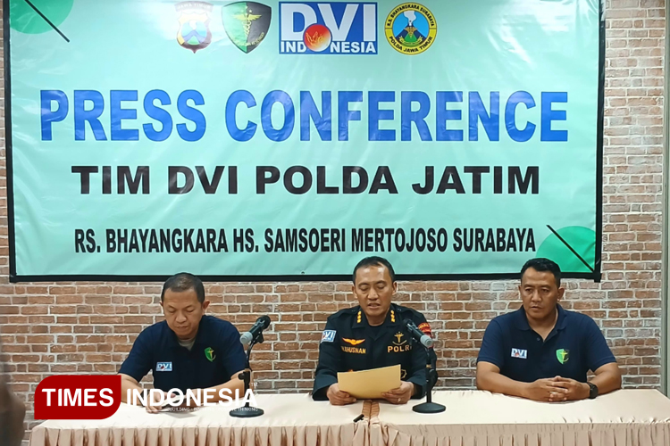 Tim DVI Polda Jatim menyampaikan hasil identifikasi jenazah dalam konferensi pers di RS Bhayangkara Surabaya, Rabu (15/10/2025). (Foto: Medina Azzahra/TIMES Indonesia)