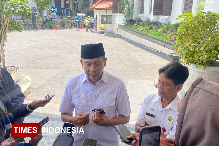 Wali Kota Malang, Wahyu Hidayat saat ditemui awak media usai mengikuti aksi demo ratusan santri. (Foto: Rizky Kurniawan Pratama/TIMES Indonesia)