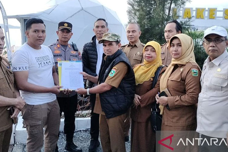 Wakil Bupati Solok Candra menyerahkan langsung SK sanksi administratif operasional PT Lakeside Alahan Wisata. (Foto: Antara/HO-Diskominfo Solok)