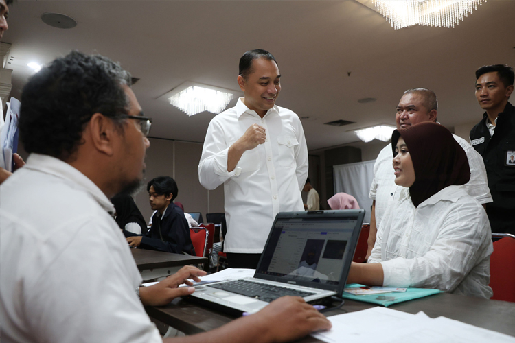 Wali Kota Surabaya Eri Cahyadi saat meninjau daftar ulang penerima beasiswa pemuda tangguh. (FOTO: Humas Pemkot Surabaya)