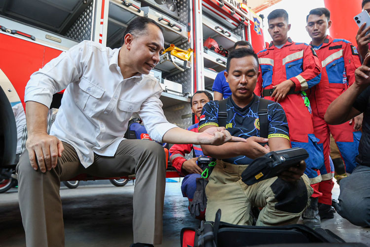 Wali Kota Surabaya Eri Cahyadi saat melakukan kunjungan ke kantor DPKP Kota Surabaya. (Foto: Humas Pemkot Surabaya)