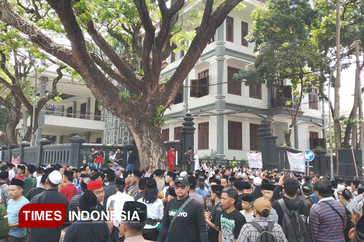 Ratusan Santri Demo di Balai Kota Malang, Tuntut Pembekuan Stasiun TV Lecehkan Ponpes