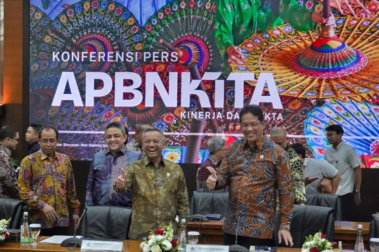 Wakil Menteri Keuangan Suahasil Nazara (kiri) dan Menteri Keuangan Purbaya Yudhi Sadewa (kanan) dalam konferensi pers APBN KiTa di Jakarta, Selasa (14/10/2025) (FOTO: ANTARA/Bayu Saputra)