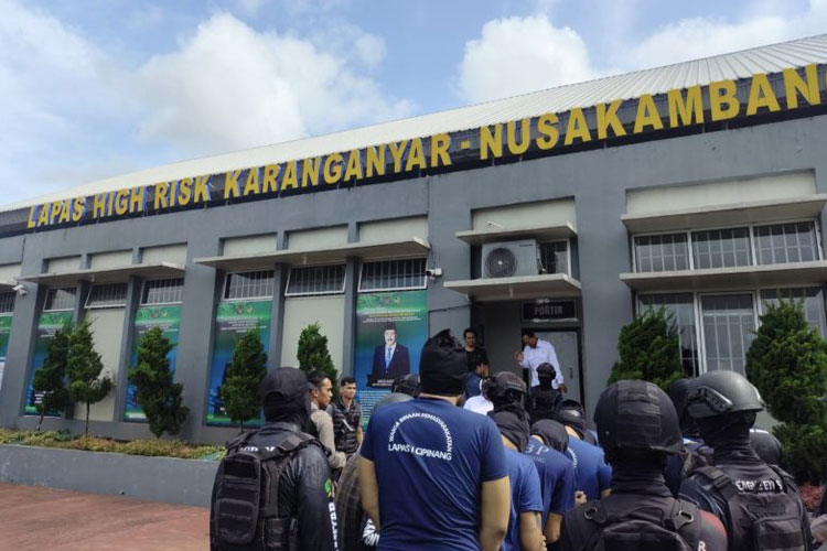 Direktorat Jenderal Pemasyarakatan memindahkan enam narapidana berisiko tinggi asal Jakarta, termasuk pesohor Ammar Zoni, ke Nusakambangan, Jawa Tengah, Kamis (16/10/2025). (FOTO: ANTARA/HO-Ditjenpas)