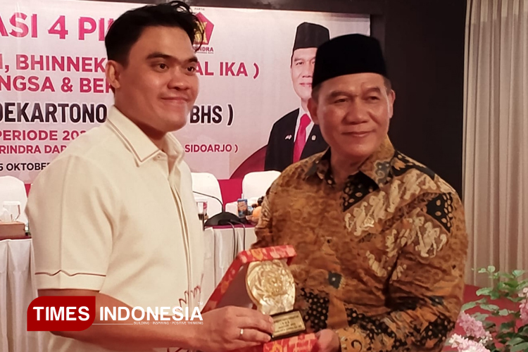 Anggota MPR RI Bambang Haryo Soekartono saat menyerahkan cinderamata kepada Anggota DPRD Jatim Cahyo Harjo Prakoso dalam Sosialisasi Empat Pilar di Surabaya, Kamis (16/10/2025). (Foto: Lely Yuana/TIMES Indonesia)